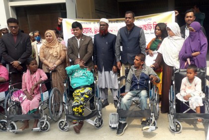 বিরলে ১৪০ প্রতিবন্ধীর মাঝে উপকরণ বিতরণ