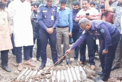 লক্ষ্মীপুরে মাটি খুঁড়ে পাওয়া গেল বিপুল পরিমাণ আগ্নেয়াস্ত্র 