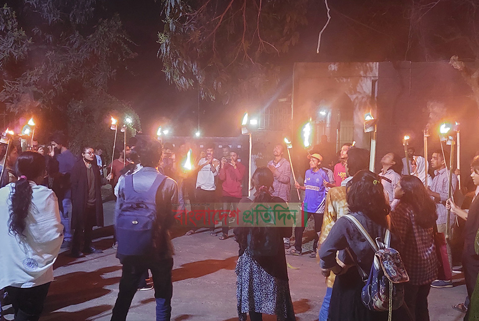গণরুম-গেস্টরুম প্রথার বিরুদ্ধে জাবিতে মশাল মিছিল 