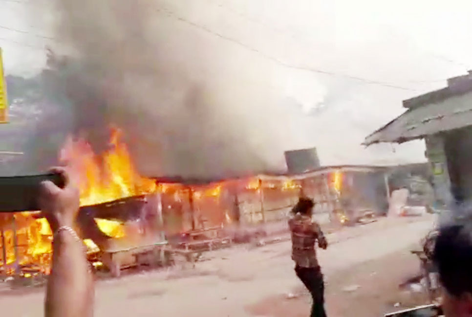 লক্ষ্মীপুরে অগ্নিকাণ্ডে পুড়ে গেছে ৮ দোকান