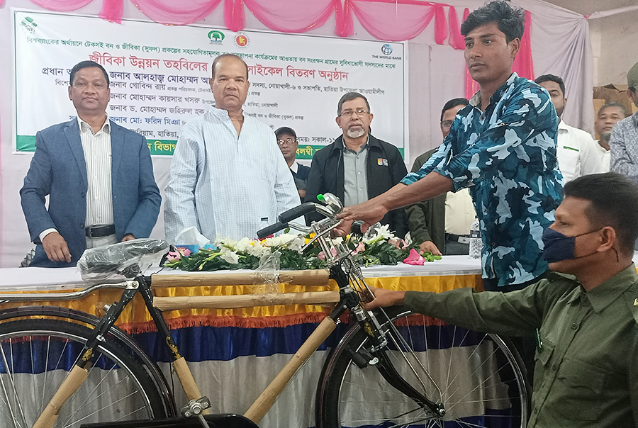 হাতিয়ায় বন সংরক্ষণে ১০০ সাইকেল ও ২৫ লাখ টাকা বিতরণ