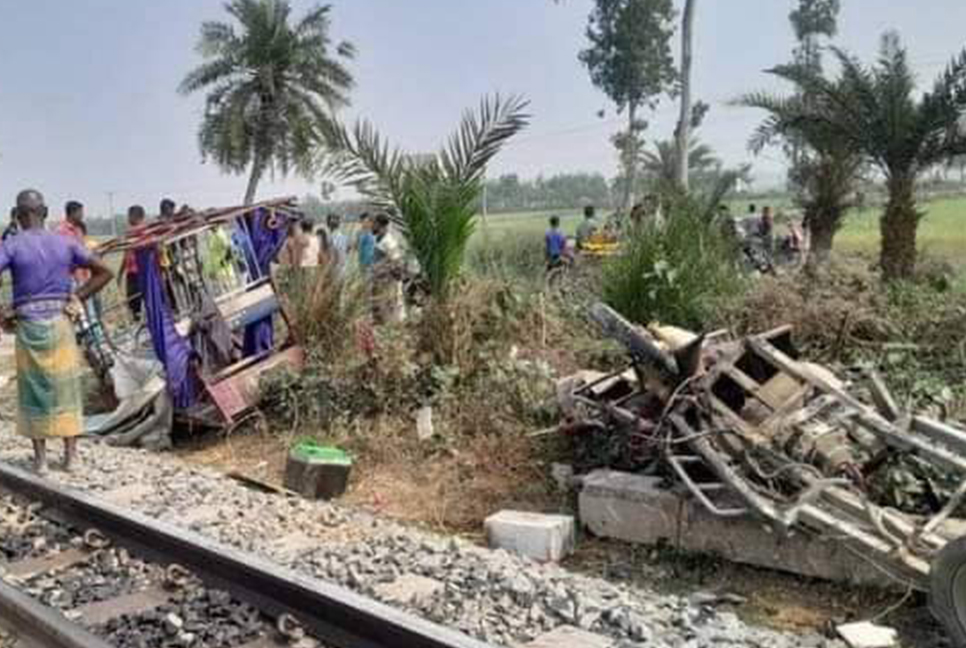 জয়পুরহাটে ট্রেনের ধাক্কায় অটোরিকশা চালক নিহত