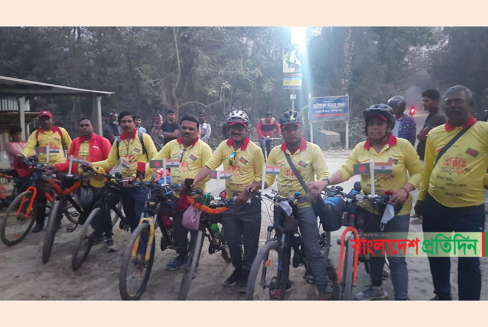 বাইসাইকেলে ভারতের ৮ নাগরিক বাংলাদেশে