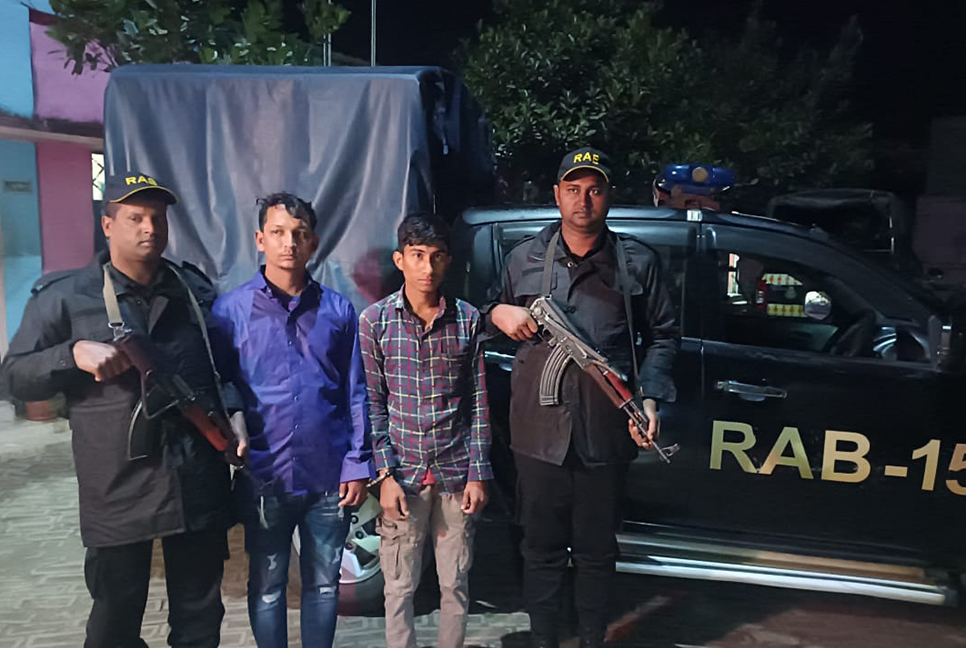 টেকনাফে বিদেশি মদ ও বিয়ারসহ আটক ২
