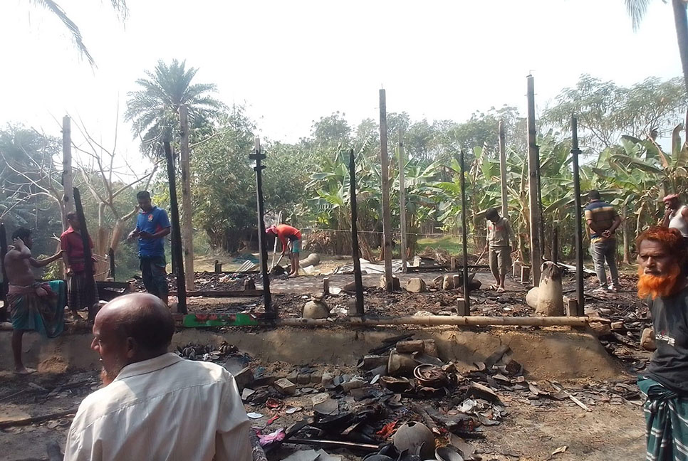 বোয়ালমারীতে দুই ভ্যান চালকের বাড়ি পুড়ে ছাই