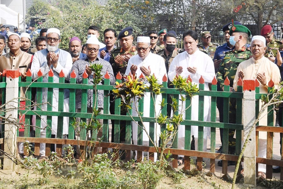 পারিবারিক কবরস্থানে রাষ্ট্রপতির মোনাজাত 

