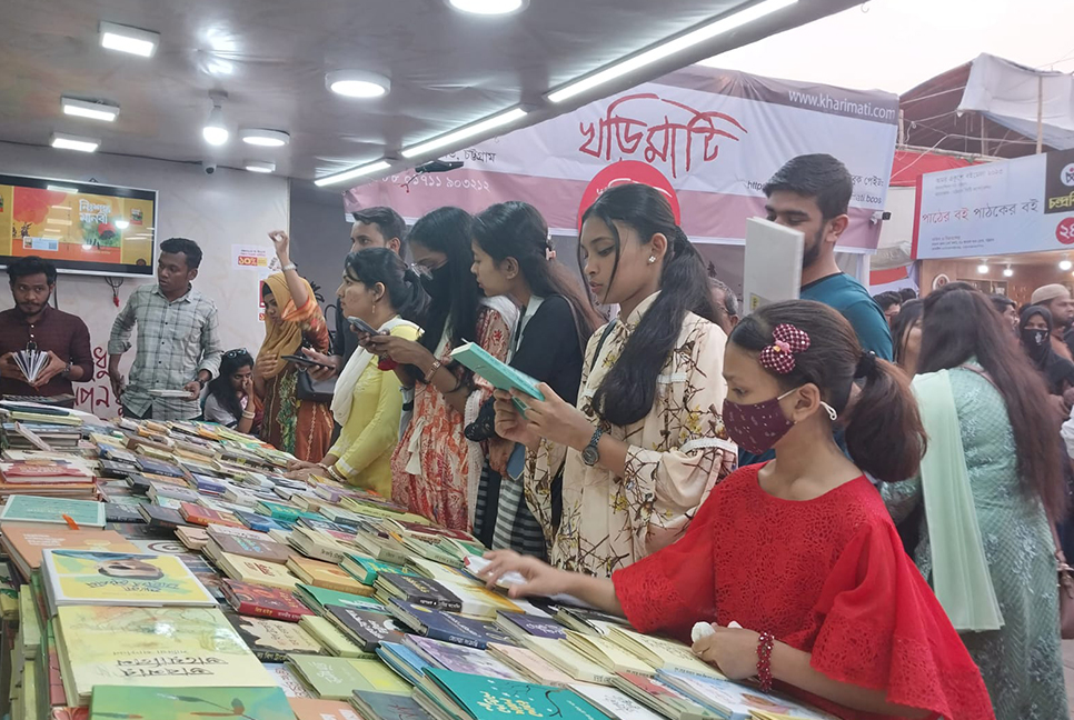 চট্টগ্রামে ছুটির দিনে বইমেলায় বইপ্রেমীদের ঢল