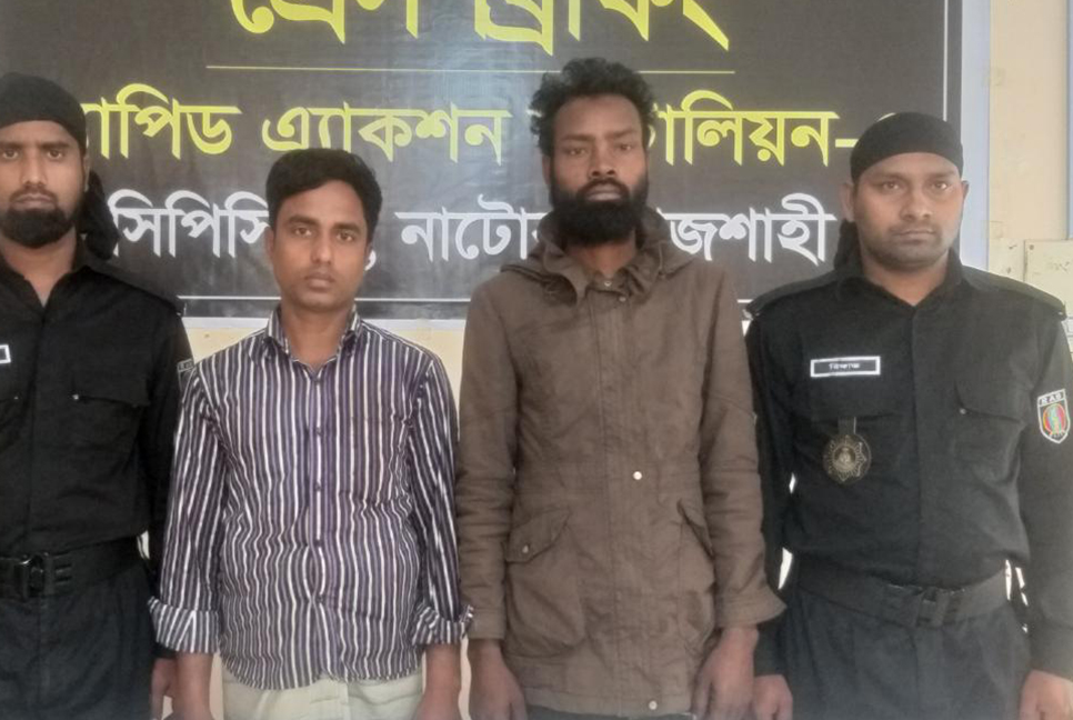 লালপুরে চোলাই মদ ও ফেনসিডিলসহ আটক ৫