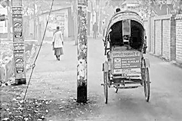সড়কের মাঝখানে বিদ্যুতের খুঁটি রেখেই ঢালাই
