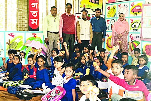 বাঞ্ছারামপুরে বসুন্ধরা গ্রুপের মিডডে টিফিন বিতরণ