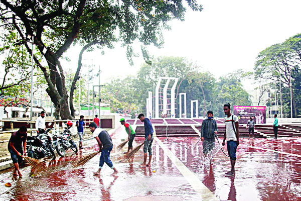 পরিষ্কার করা হচ্ছে শহীদ মিনার