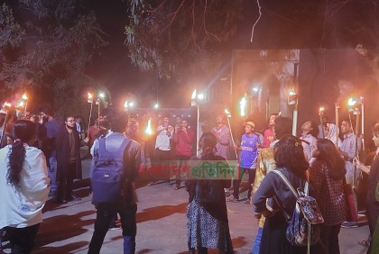 গণরুম-গেস্টরুম প্রথার বিরুদ্ধে জাবিতে মশাল মিছিল 