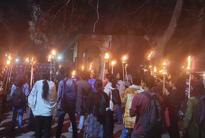 গণরুম-গেস্টরুম প্রথার বিরুদ্ধে জাহাঙ্গীরনগর বিশ্ববিদ্যালয়ে মশাল মিছিল 