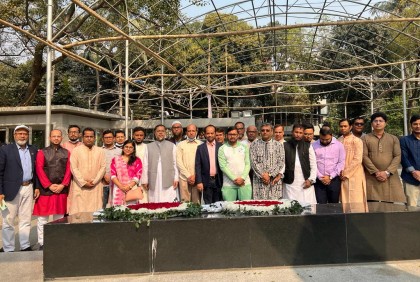 বঙ্গবন্ধুর প্রতিকৃতিতে রাজউকের পদোন্নতিপ্রাপ্ত কর্মকর্তাদের শ্রদ্ধা