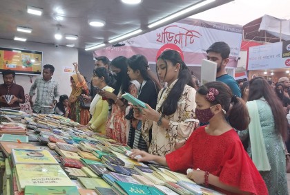 চট্টগ্রামে ছুটির দিনে বইমেলায় বইপ্রেমীদের ঢল