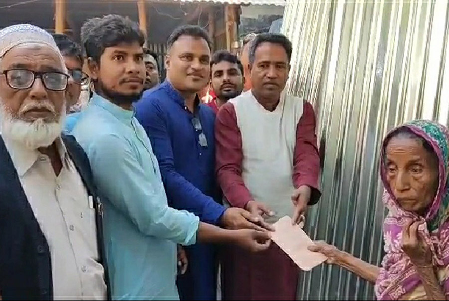 বগুড়ায় নগদ অর্থ ও ঢেউটিন বিতরণ