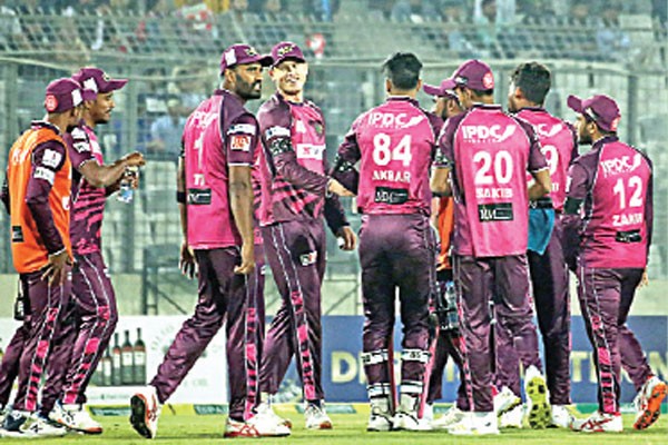 ক্রিকেটার-কোচদের মধ্যে প্রাইজমানি ভাগ করে দিল সিলেট স্ট্রাইকার্স