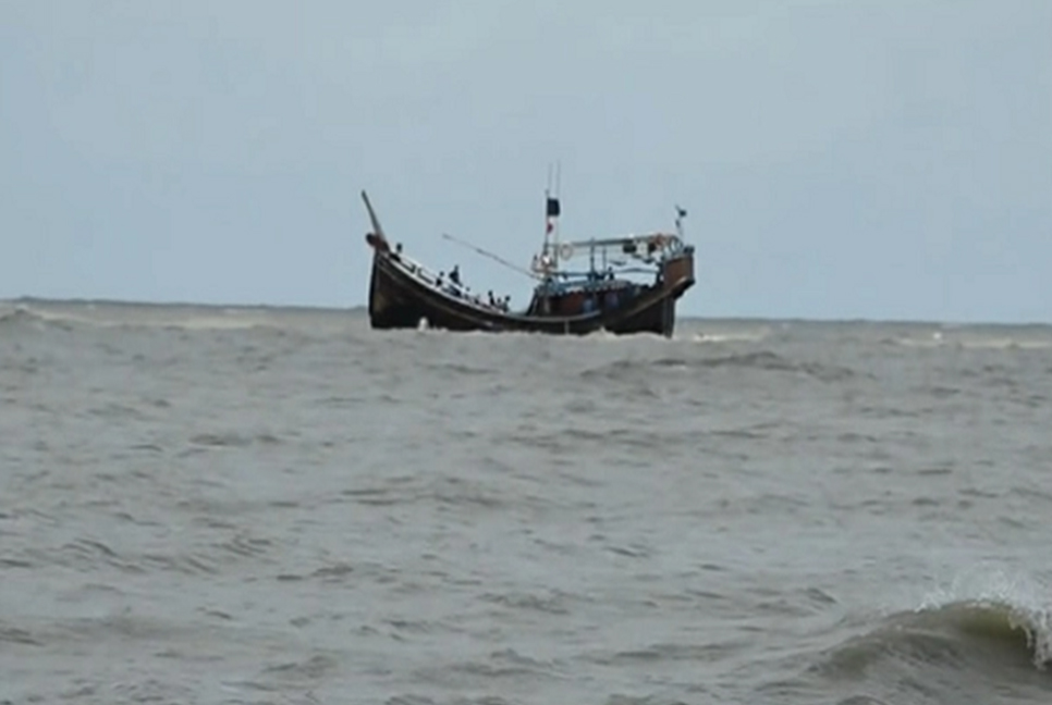 বঙ্গোপসাগরে ট্রলারে ডাকাতি, ৯ জেলে নিখোঁজ