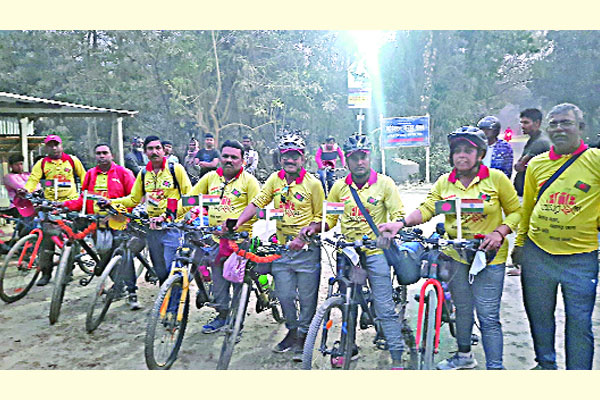 বাইসাইকেলে ভারতের আট নাগরিক বাংলাদেশে
