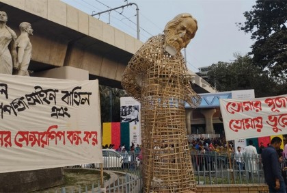 এবার রবীন্দ্রনাথের ভাঙা ভাস্কর্য বসলো রাজু ভাস্কর্যের পাশে  

