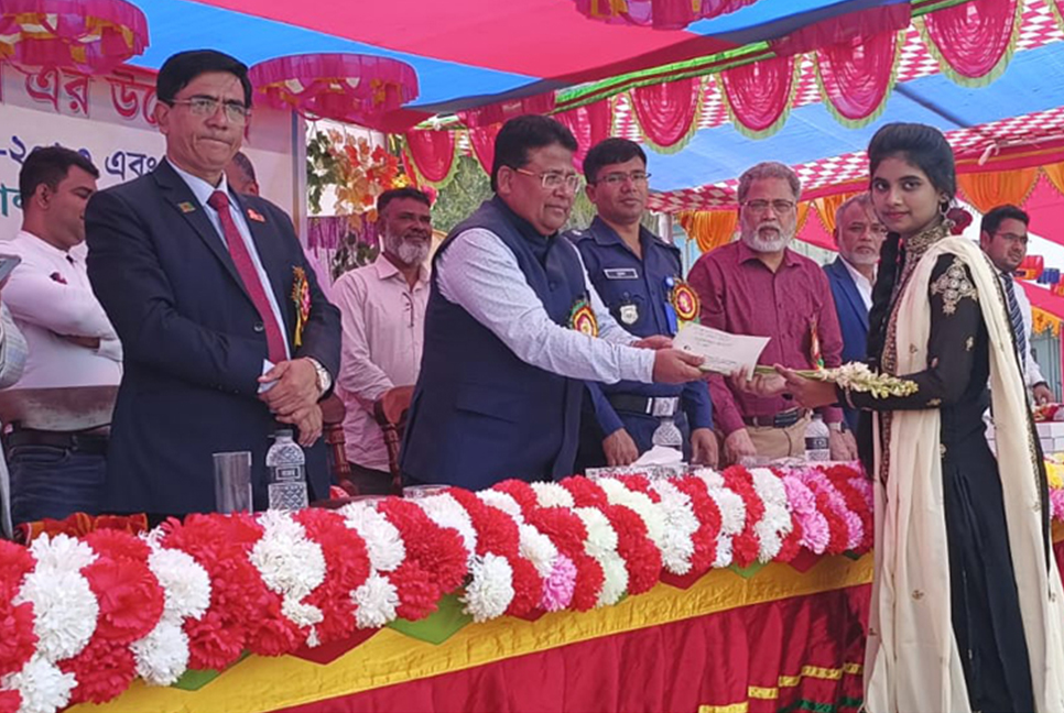 ফরিদপুরে শিক্ষার্থীদের মাঝে মেধাবী বৃত্তি প্রদান