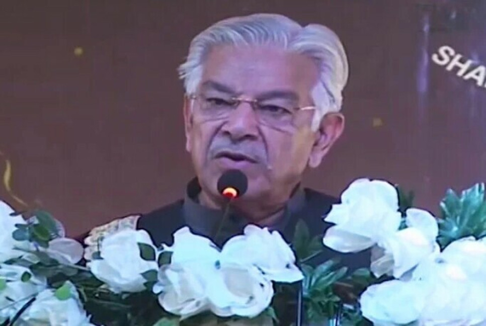 আমরা দেউলিয়া দেশে বাস করছি : পাকিস্তানের প্রতিরক্ষামন্ত্রী