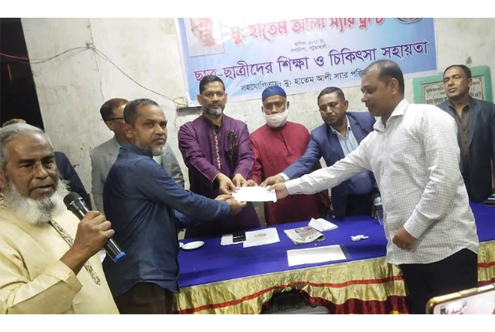 গলাচিপায় শিক্ষার্থীদের শিক্ষা ও চিকিৎসা সহায়তা