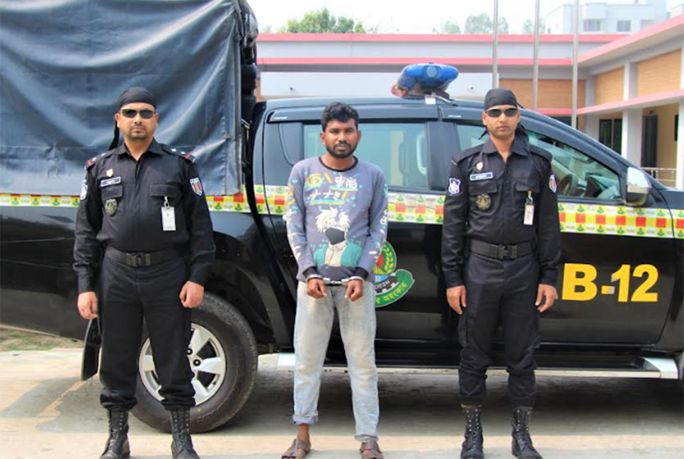 সিরাজগঞ্জে
গাঁজাসহ মাদক ব্যবসায়ী আটক