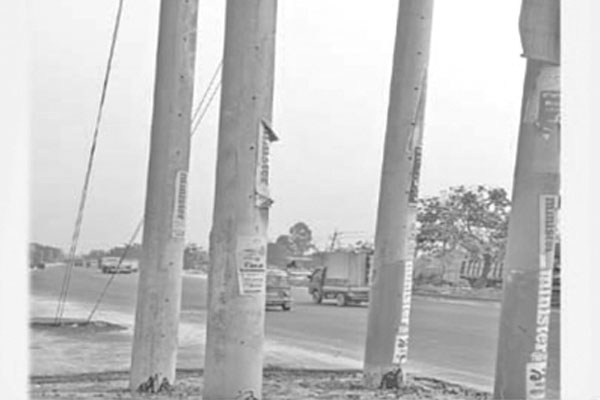মহাসড়কে ৩৩ হাজার ভোল্টের বিদ্যুতের খুঁটি
