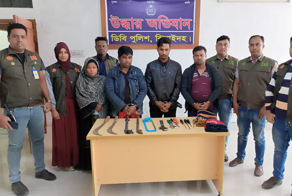 ডাকাতি মামলায় হাজিরা দিতে এসে ফের ডাকাতি!
