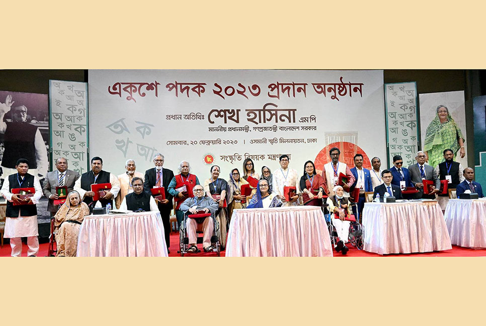 ১৯ বিশিষ্ট ব্যক্তি ও দুটি প্রতিষ্ঠানকে একুশে পদক তুলে দিলেন প্রধানমন্ত্রী

