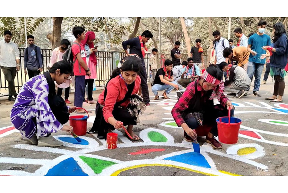 ঠাকুরগাঁওয়ে সড়কে আঁকা আলপনায় একুশের চেতনা