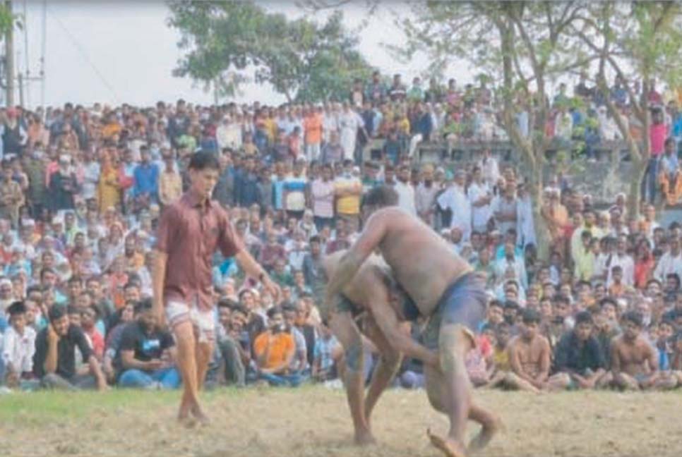 ঐতিহ্যবাহী কুস্তির লড়াই দেখতে মানুষের ভিড়