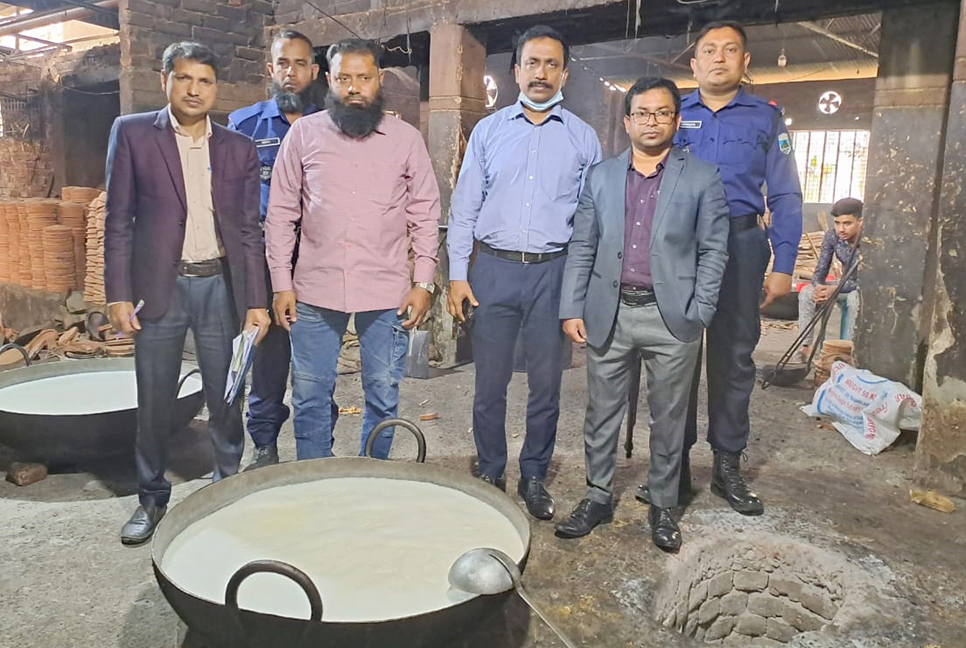 বগুড়ায় নোংরা পরিবেশে খাদ্য তৈরি, ৫০ হাজার টাকা জরিমানা
