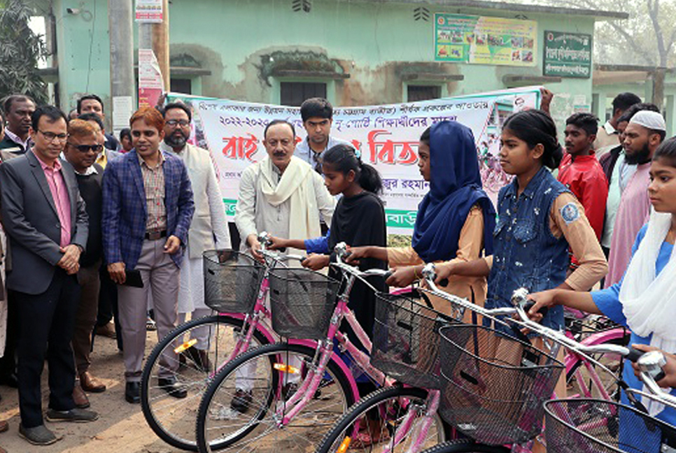 ফুলবাড়ীতে ক্ষুদ্র নৃগোষ্ঠী শিক্ষার্থীদের মাঝে বাইসাইকেল বিতরণ