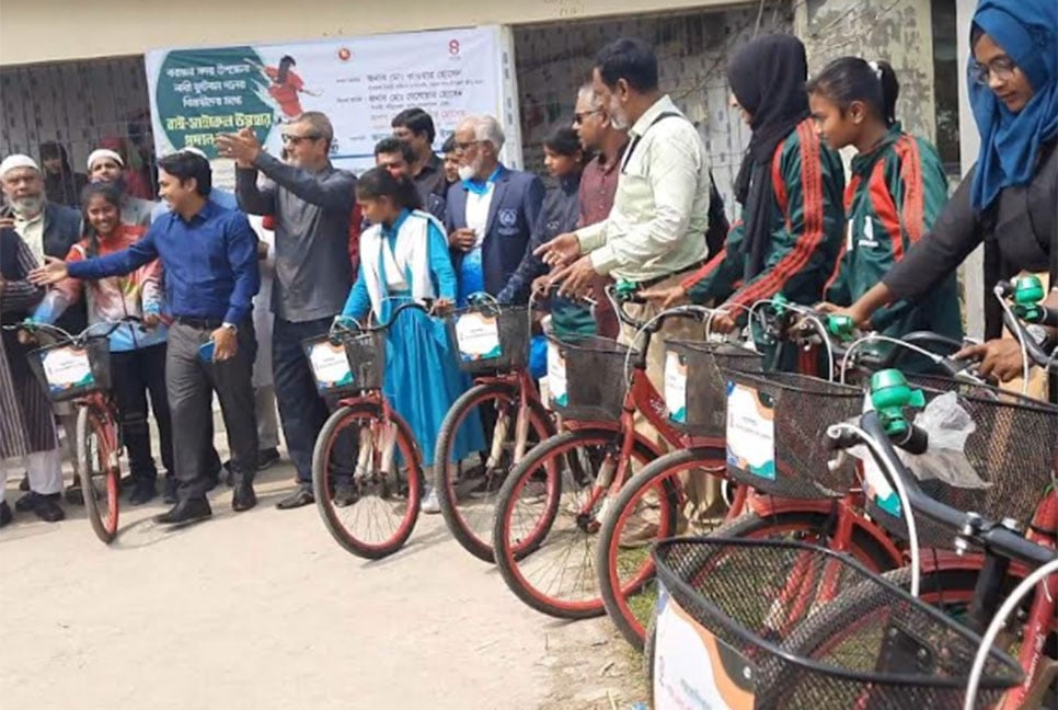বরগুনায় বিজয়ী নারী ফুটবলারদের বাইসাইকেল উপহার