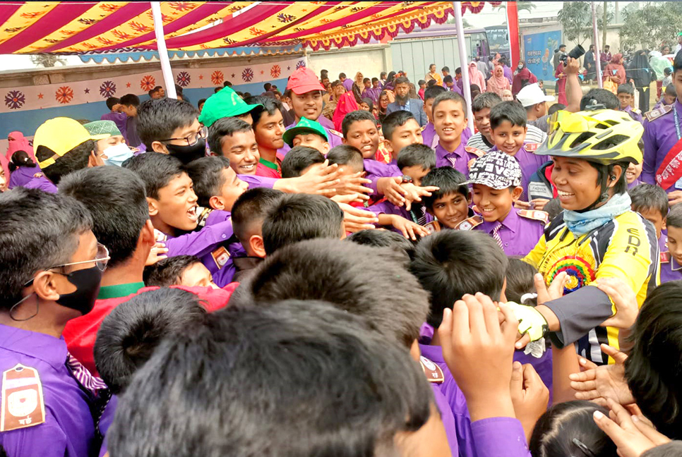 বগুড়ায় শিক্ষার্থীদের সাথে ভারতীয় সাইক্লিস্ট সবিতার আড্ডা