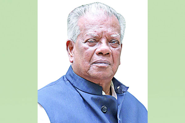 ঘোলা পানিতে মাছ শিকারের চেষ্টা