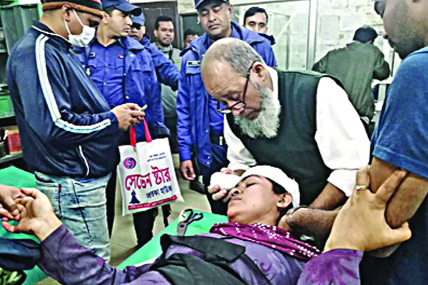 রিভলবারের বাঁট দিয়ে নারীর মাথা ফাটাল পুলিশ