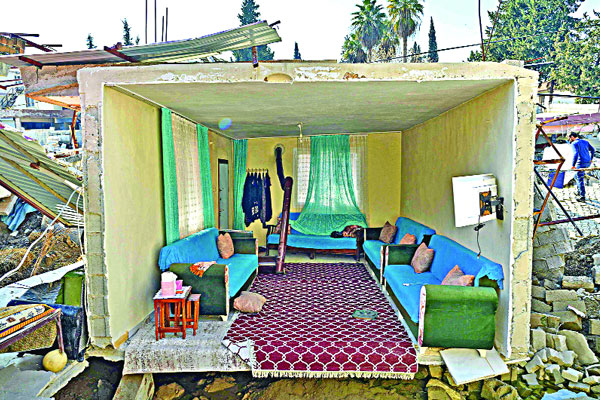 অক্ষত কক্ষে বসবাস