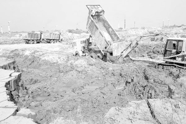 ঈশ্বরদীতে ফসলি জমির মাটি ইটভাটায়