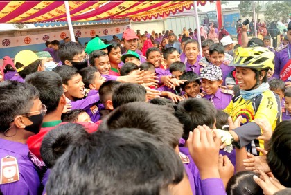 বগুড়ায় শিক্ষার্থীদের সাথে ভারতীয় সাইক্লিস্ট সবিতার আড্ডা