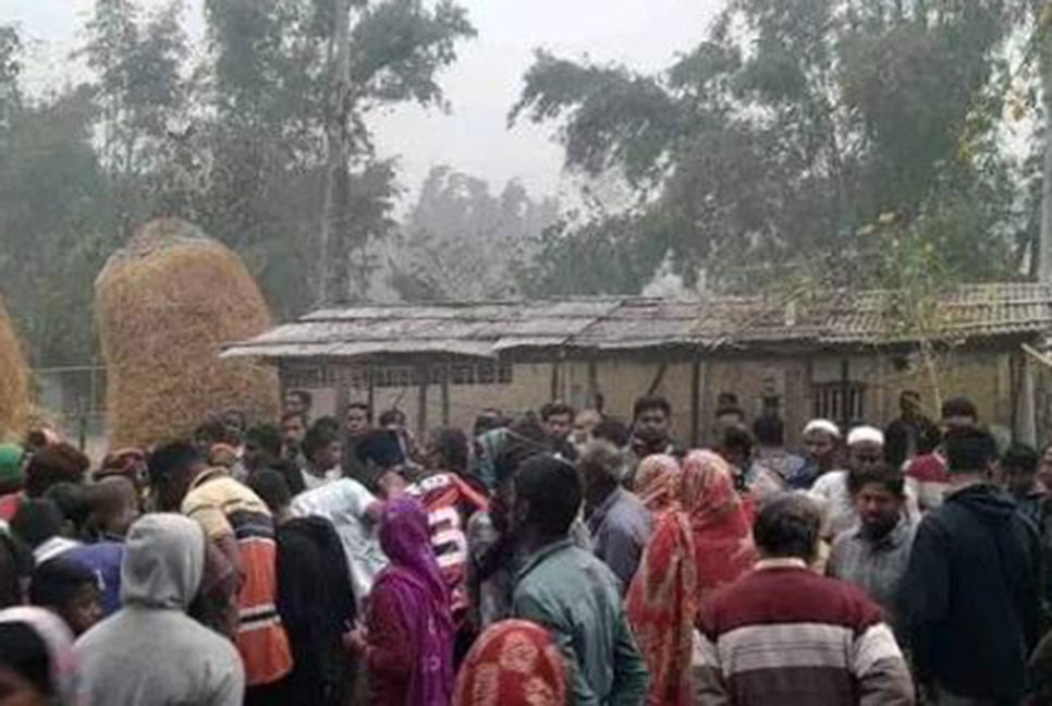 জয়পুরহাটে ভটভটি উল্টে চালকের মৃত্যু