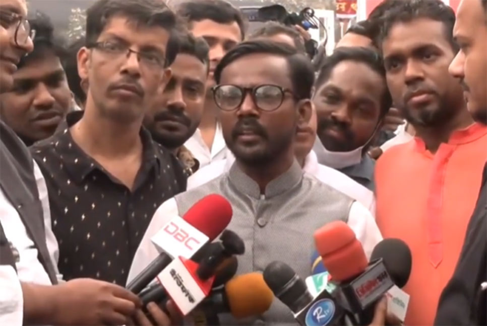 ফুল দিতে এসে ‘ডাইরেক্ট অ্যাকশন’ স্লোগান চলে না : হিরো আলম