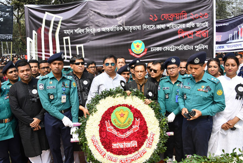 ভাষা শহীদদের প্রতি ডিএমপি কমিশনারের শ্রদ্ধা নিবেদন