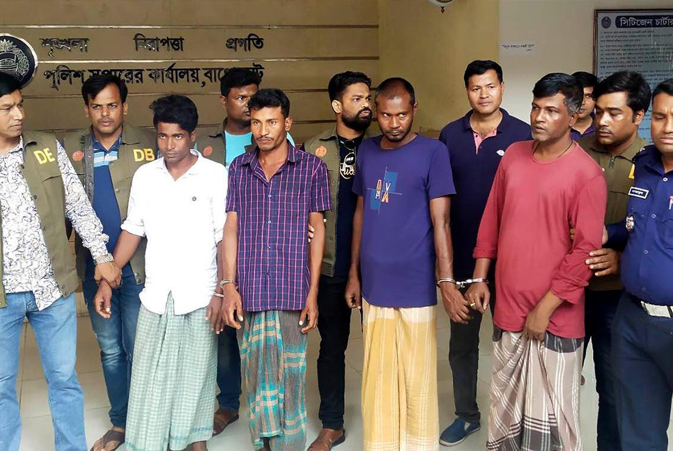 সুন্দরবনে বাহিনী প্রধানসহ ৪ দস্যু গ্রেফতার, অস্ত্র গুলি উদ্ধার