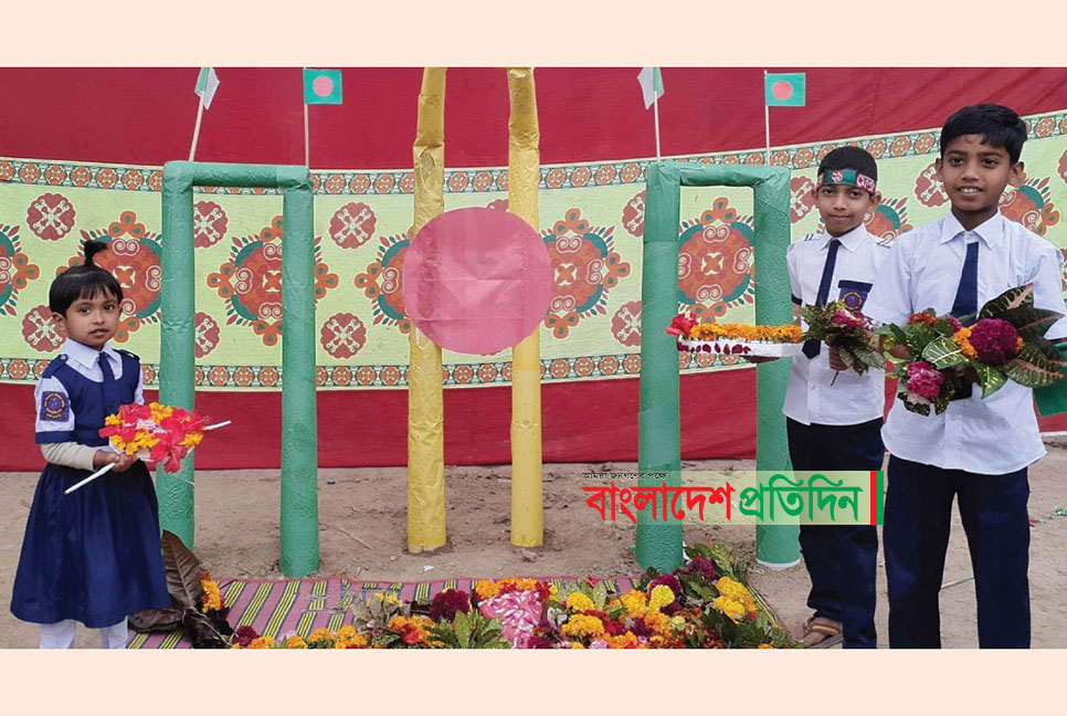 কলা গাছ দিয়ে শহীদ মিনার, ফুল দিয়ে শিক্ষার্থীদের শ্রদ্ধা
