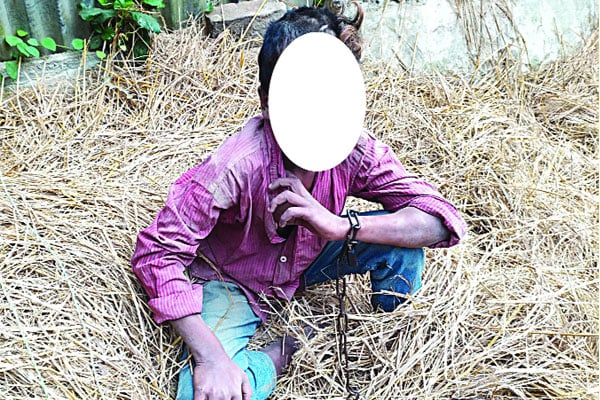 বাবা-ছেলেকে তুলে নিয়ে শিকলে বেঁধে রাতভর নির্যাতন