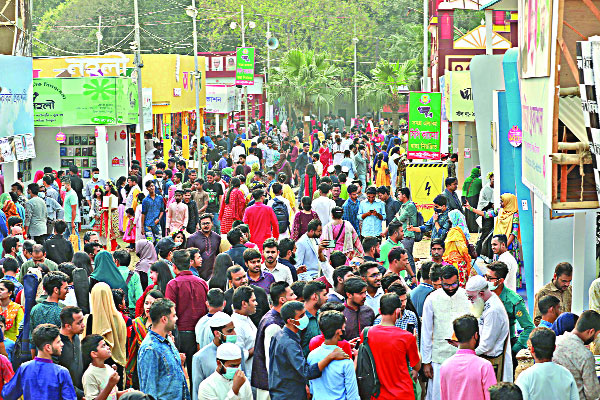 বইমেলায় উৎসবের আমেজ