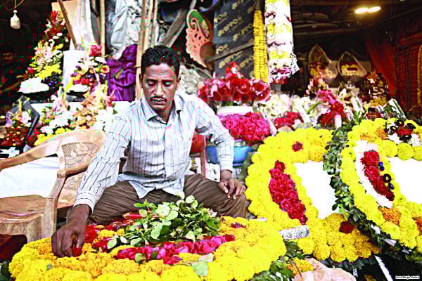 আন্তর্জাতিক মাতৃভাষা দিবস উপলক্ষে ফুলের তোড়া তৈরিতে ব্যস্ত দোকানি